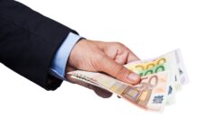 Kulutusluotto: Löydä edullisin laina VertaaEnsin.fi-palvelun avulla Holding Euro Banknotes