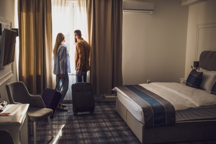 Majoituksen varaaminen hyvissä ajoin ennen matkaa voi tuoda merkittäviä säästöjä. Miten löytää edullinen hotelliyöpyminen: vinkit ja suositukset